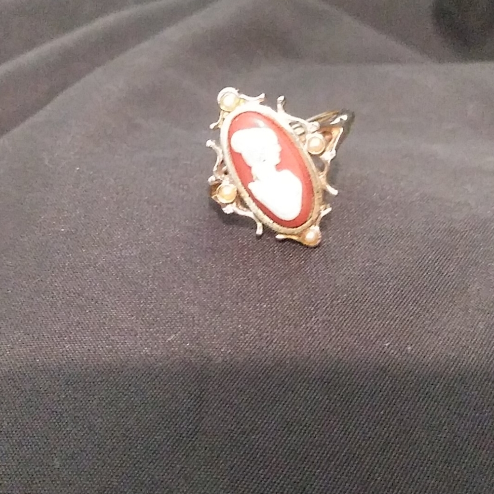 Vintage Avon Cameo Ring